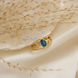 Jugendstil Ring Gelbgold mit London Blau Topas und Brillanten